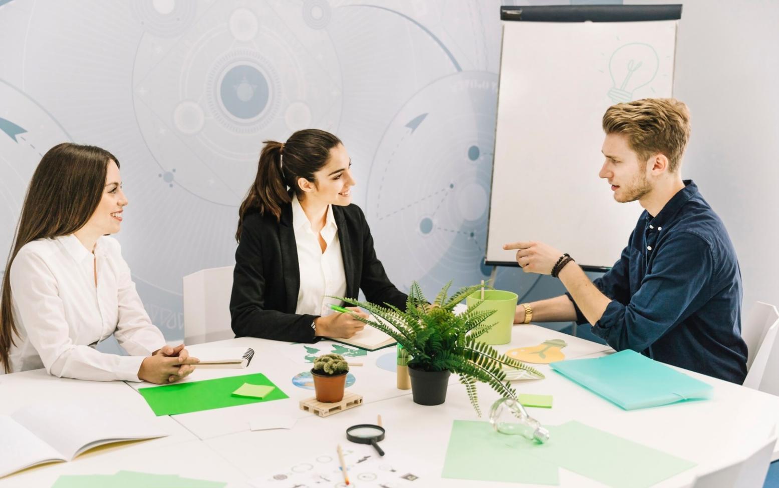 Team bei der Finanzplanung mit Diagrammen