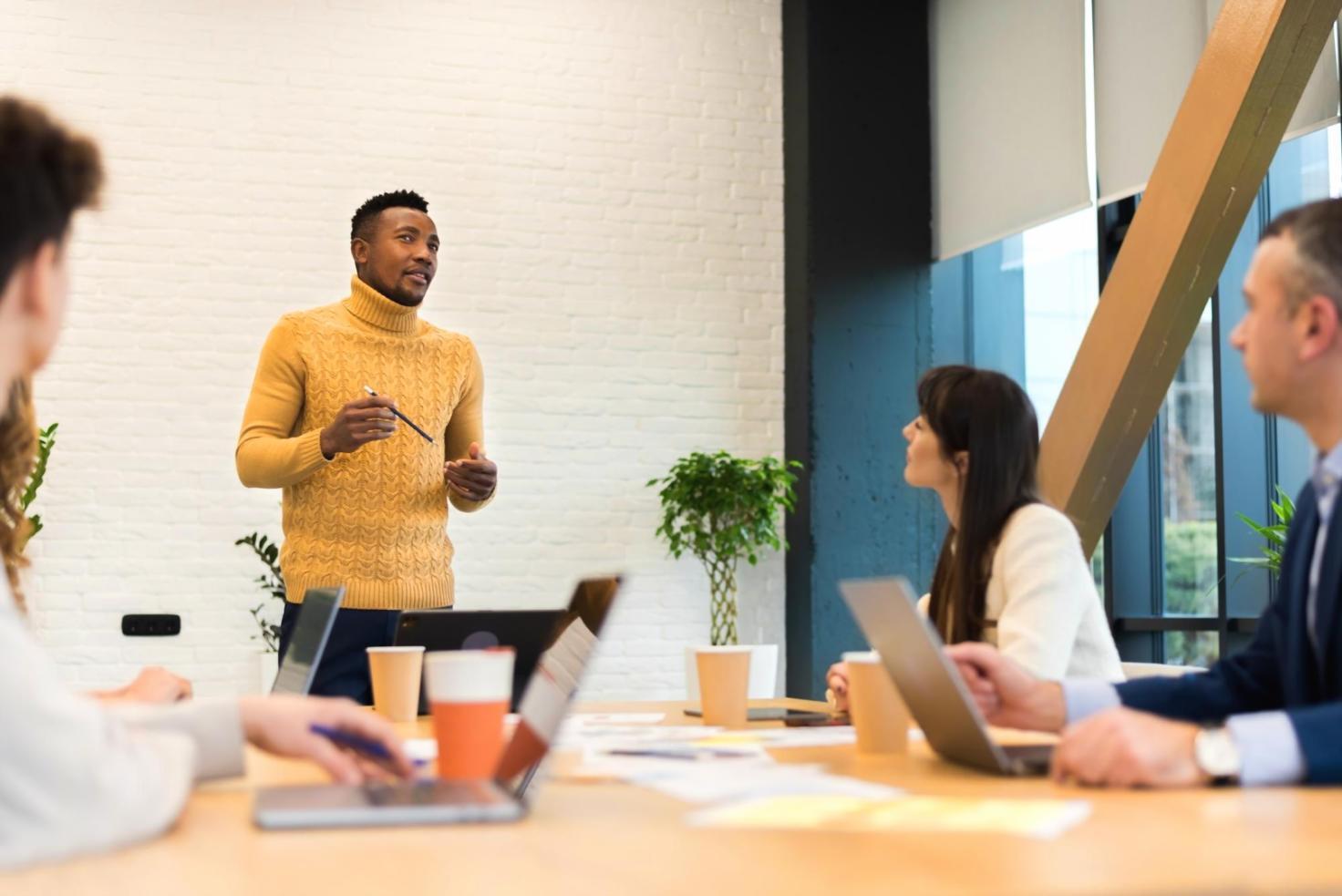 Arbeitsplatz mit Budgetunterlagen und Laptop