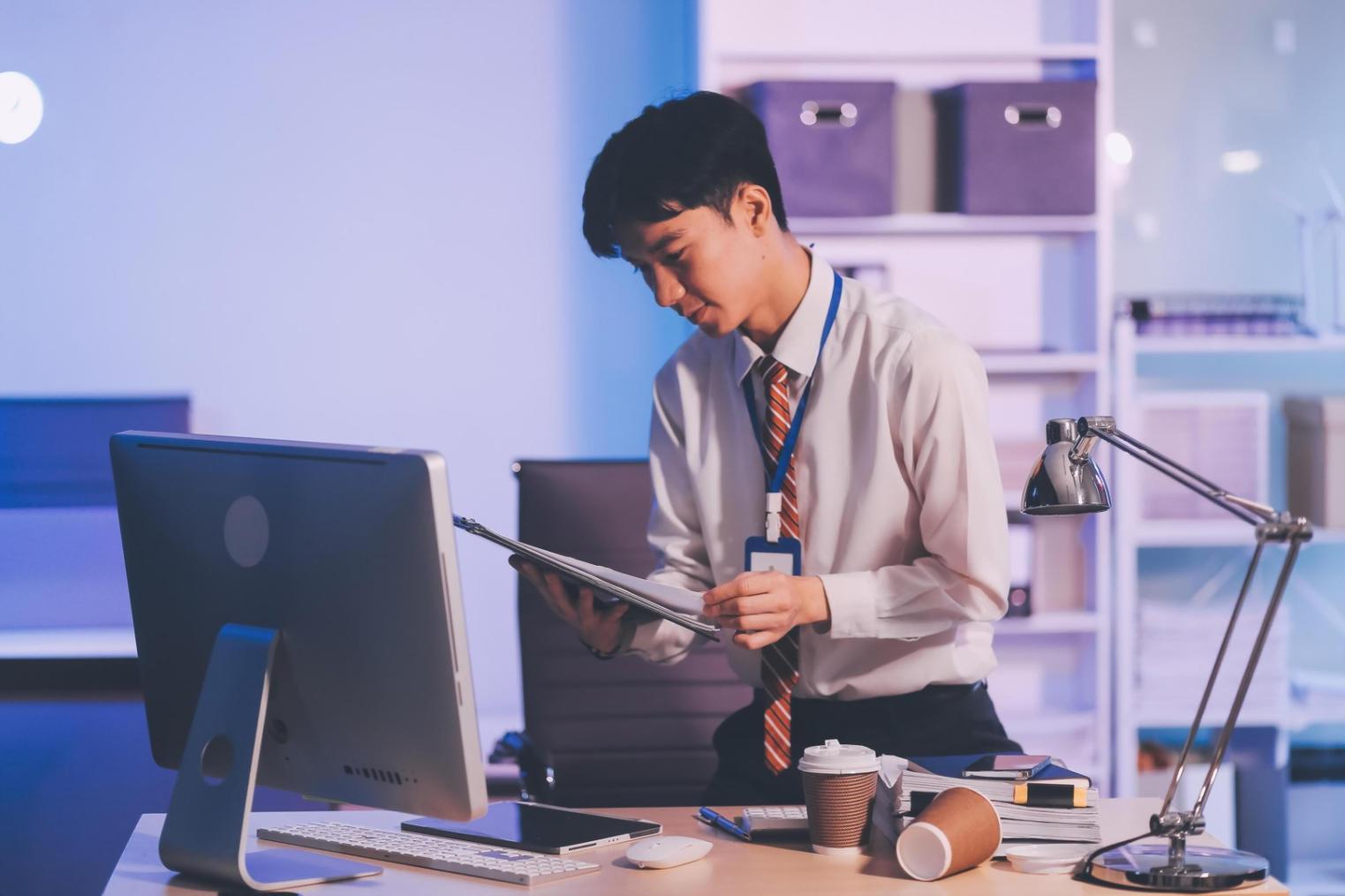 Team bespricht unerwartete Geschäftsausgaben