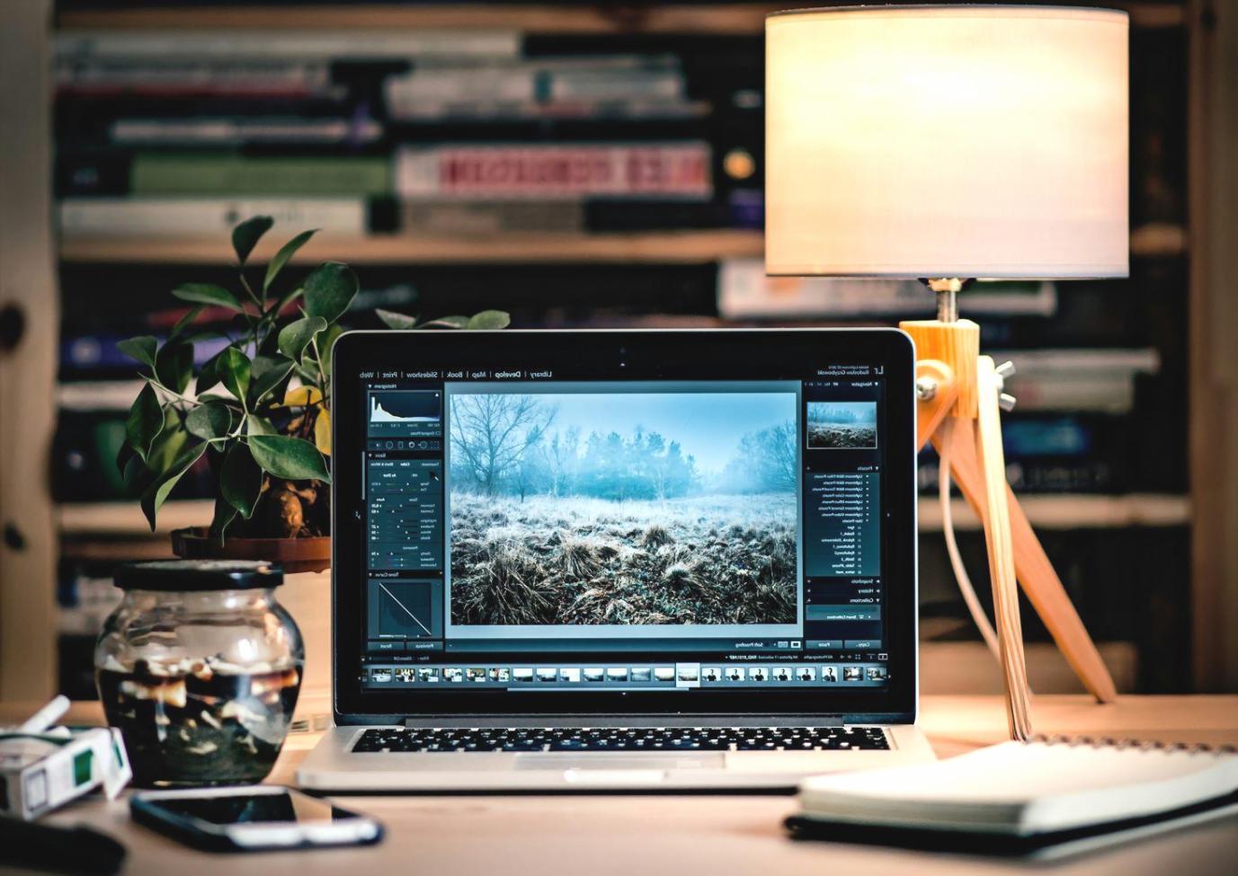 Moderne Arbeitsumgebung mit verschiedenen Geräten für Budgetverwaltung