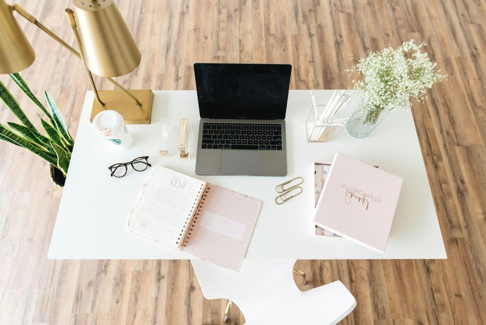 Analyse von Finanzberichten auf dem Schreibtisch